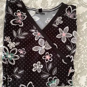 Elle black floral scrub top, sz XL. Hardly worn